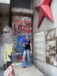 Германия. Берлин. Checkpoint Charlie. "Это пограничный контрольно-пропускной пункт на улице Фридрихштрассе в Берлине, созданный после разделения города Берлинской стеной"