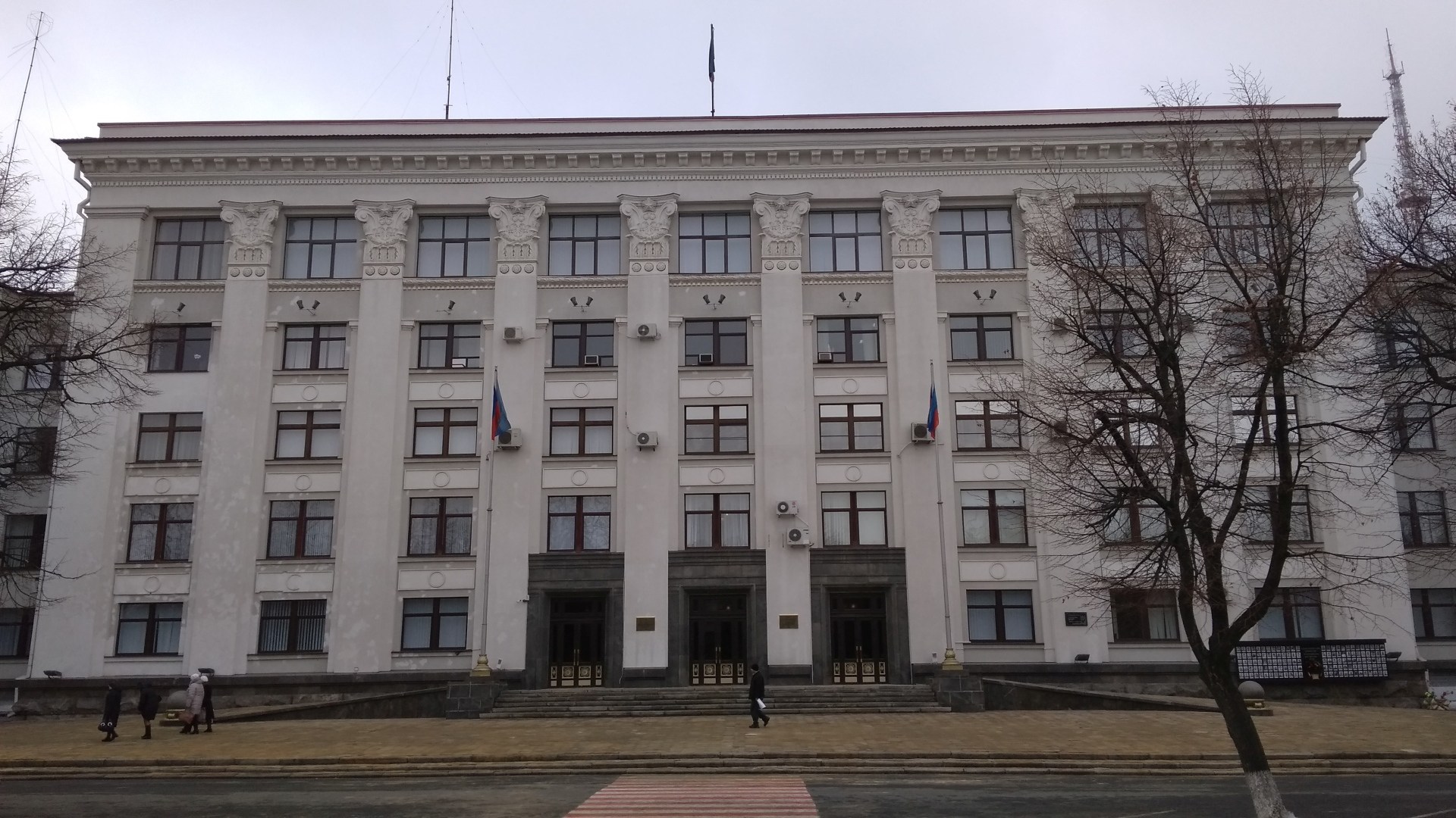 Луганск. Здание администрации. Белые точки следы от ракетного удара