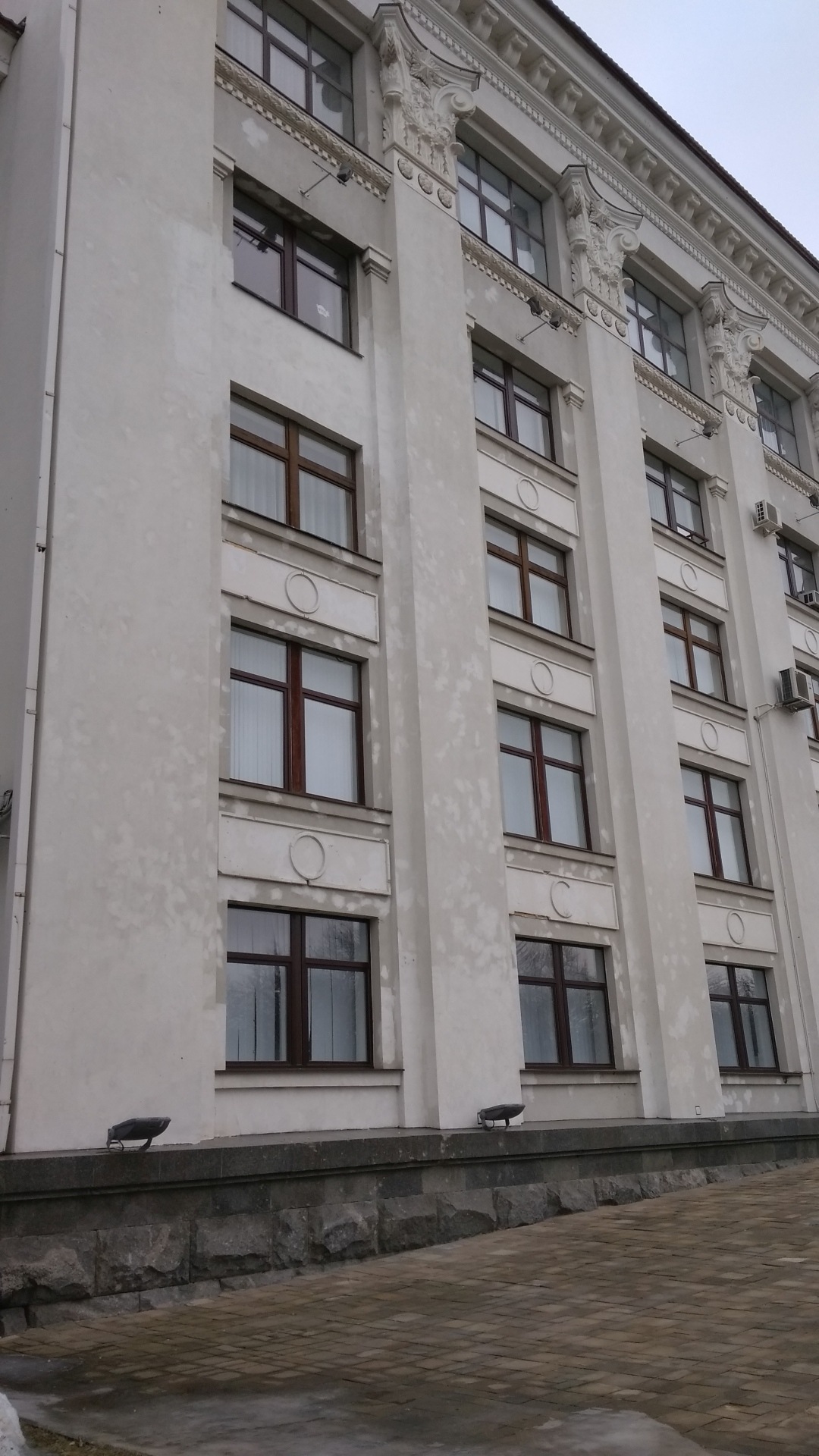 Луганск. Здание администрации. Белые точки следы от ракетного удара