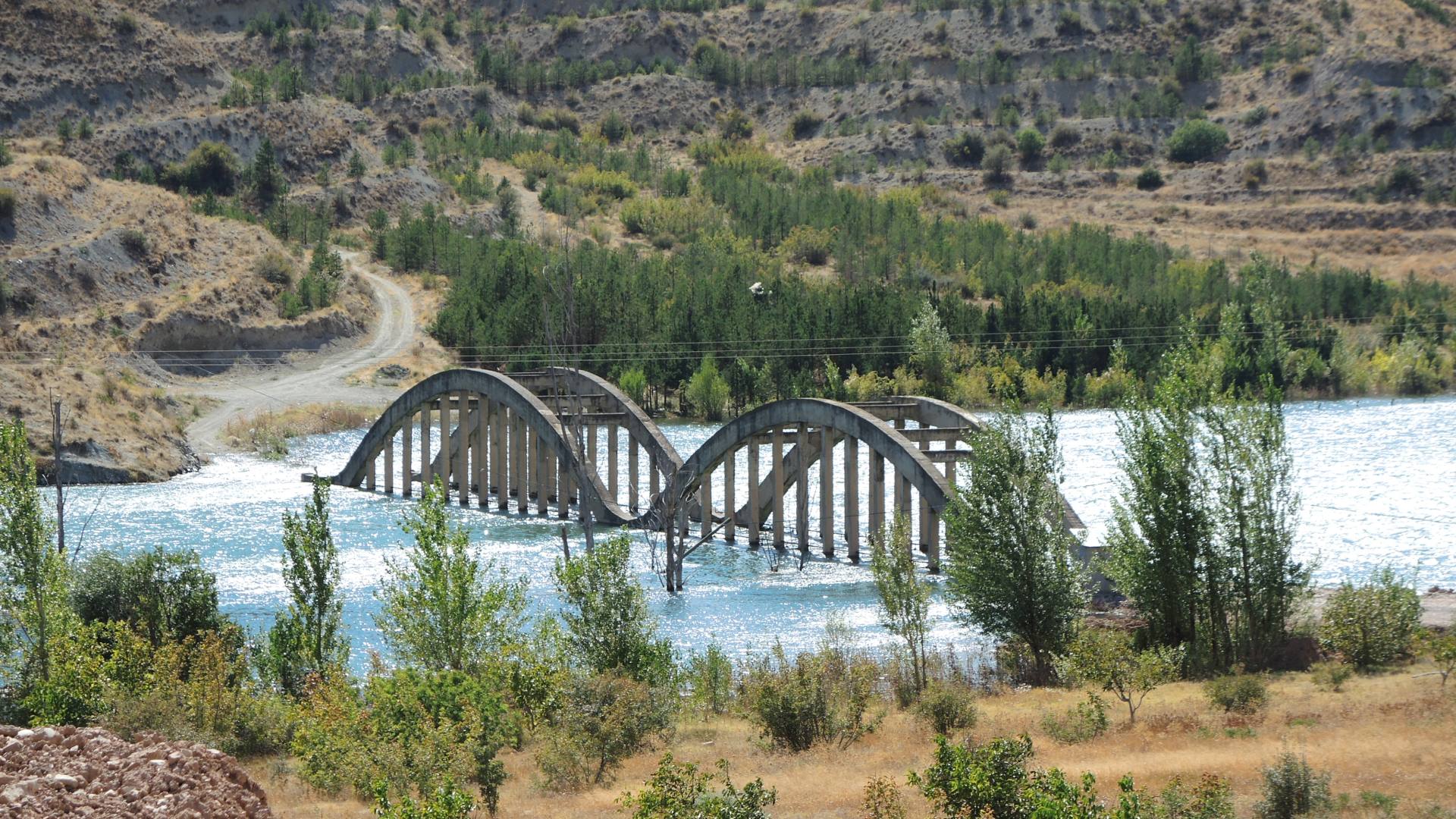 Горными дорогами Турции. Утонул мост